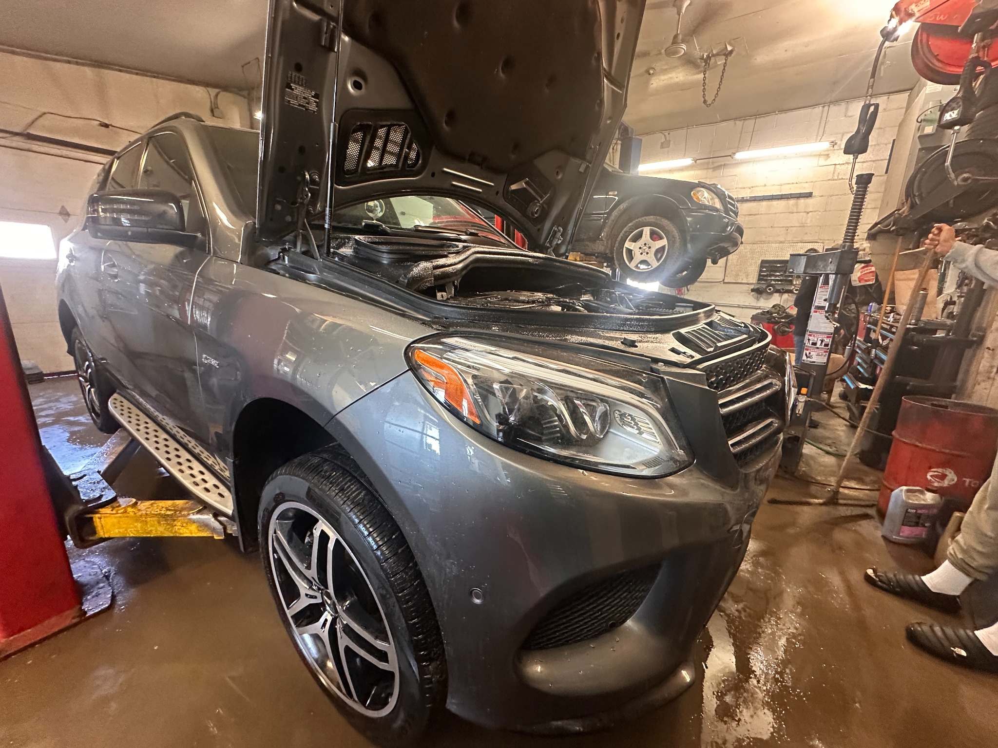 Mercedes grise dans l’atelier Mongarage RN